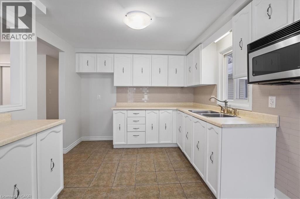 67 Old Carriage Drive, Kitchener, ON - Indoor Photo Showing Kitchen With Double Sink