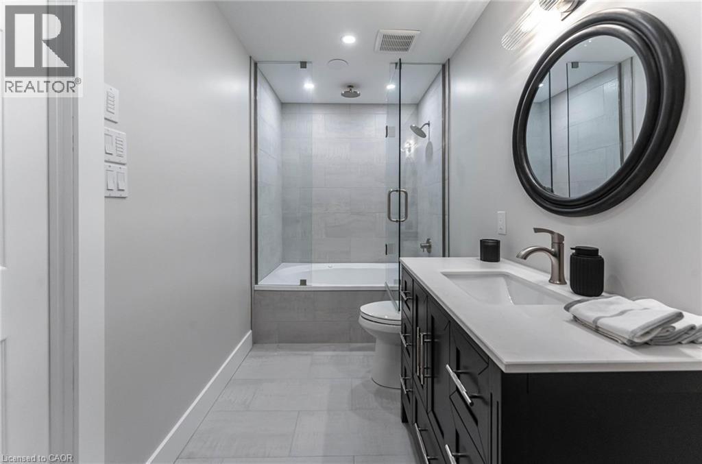 67 Caroline Street S Unit# 17C, Hamilton, ON - Indoor Photo Showing Bathroom