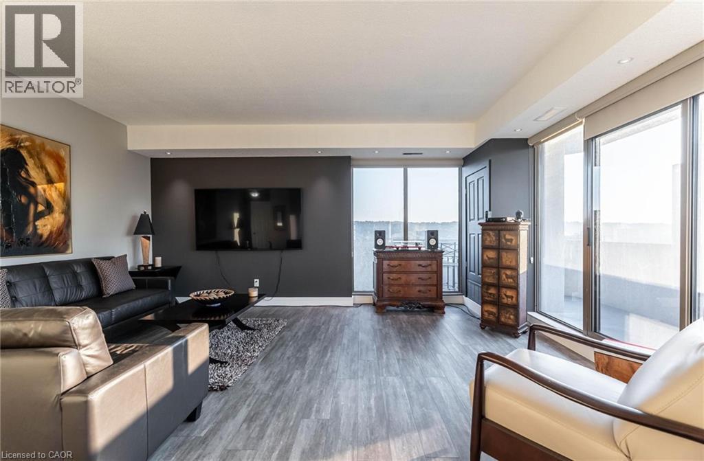 67 Caroline Street S Unit# 17C, Hamilton, ON - Indoor Photo Showing Living Room