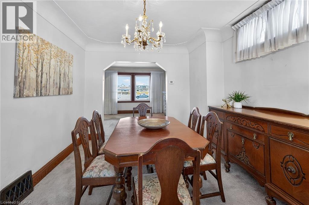 250 Glendale Avenue N, Hamilton, ON - Indoor Photo Showing Dining Room