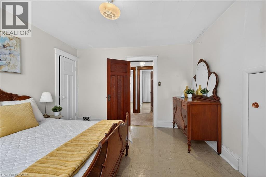250 Glendale Avenue N, Hamilton, ON - Indoor Photo Showing Bedroom