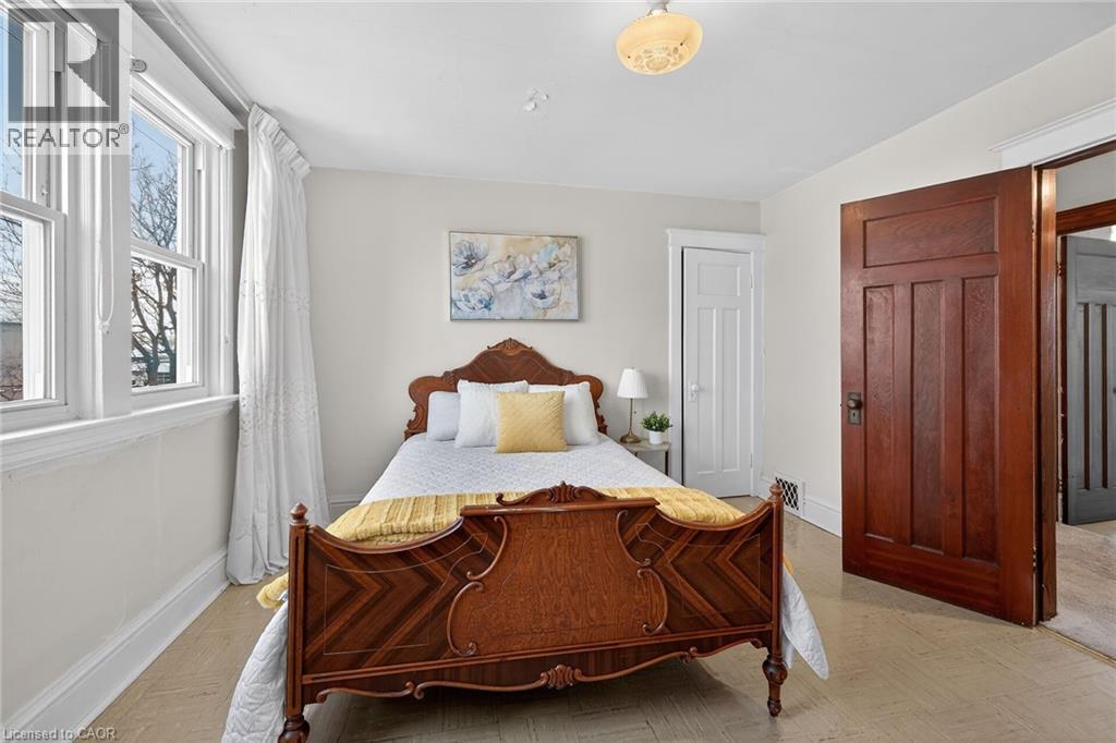 250 Glendale Avenue N, Hamilton, ON - Indoor Photo Showing Bedroom