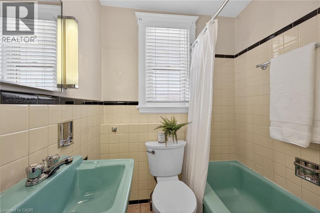 250 Glendale Avenue N, Hamilton, ON - Indoor Photo Showing Bathroom