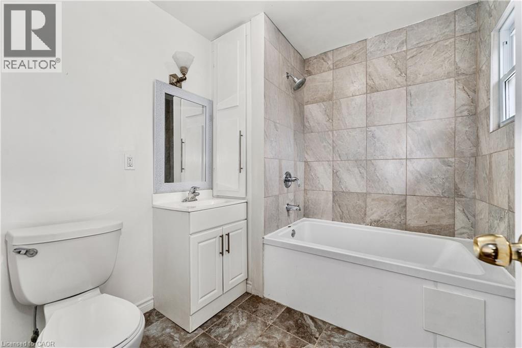 233 Normanhurst Avenue, Hamilton, ON - Indoor Photo Showing Bathroom