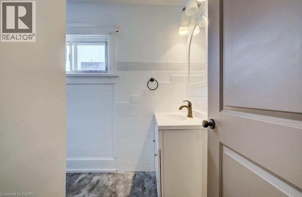 18 Shanley Street, Kitchener, ON - Indoor Photo Showing Bathroom