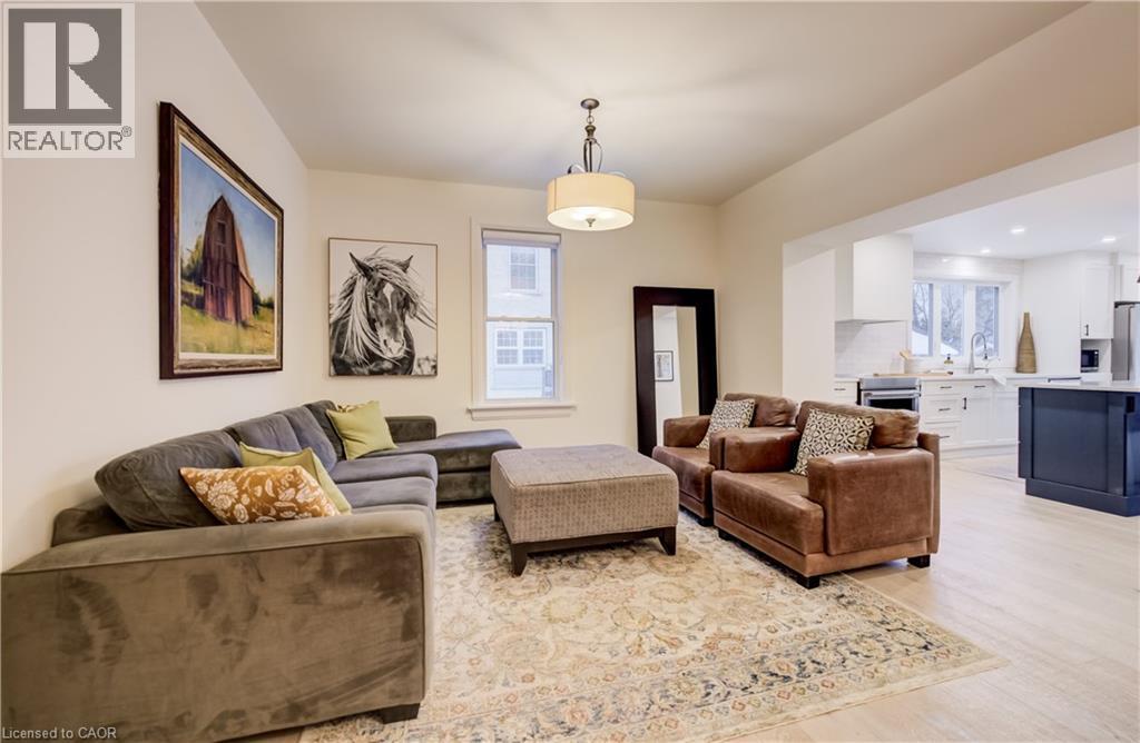 38 Euclid Avenue, Waterloo, ON - Indoor Photo Showing Living Room