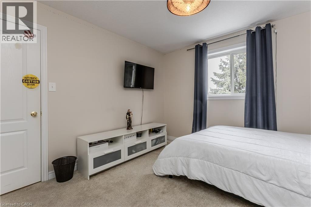 26 Grassyplain Drive, Mount Hope, ON - Indoor Photo Showing Bedroom