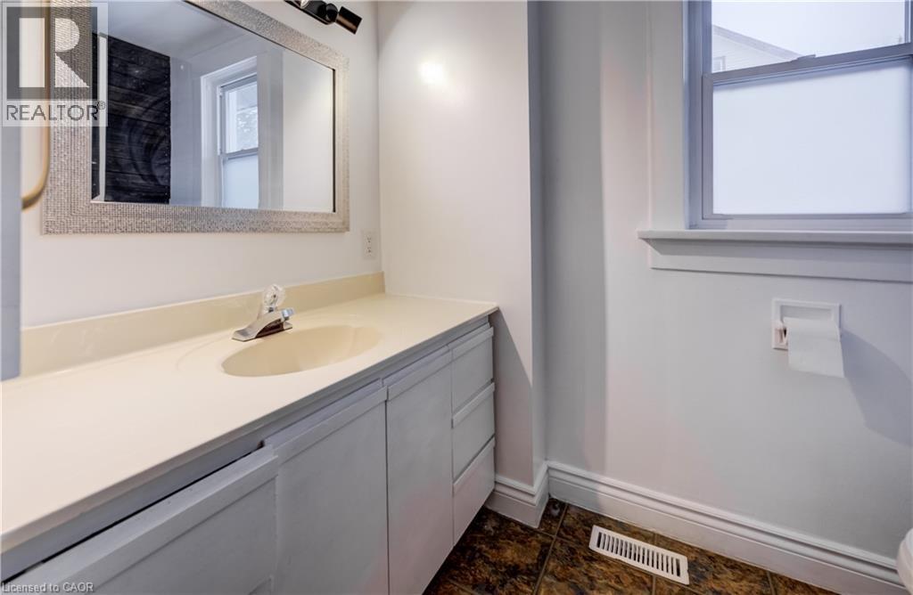151 Courtland Avenue E, Kitchener, ON - Indoor Photo Showing Bathroom