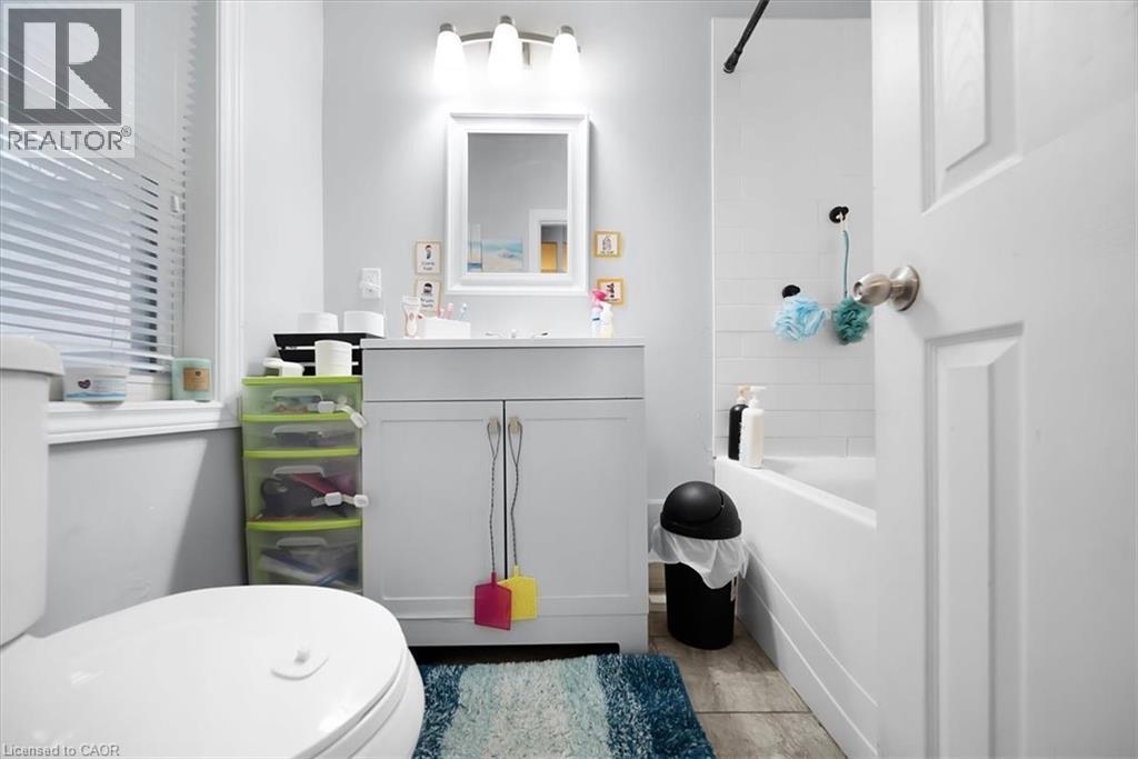 Full bathroom featuring vanity and bathtub / shower combination - 106 Lottridge Street, Hamilton, ON - Indoor Photo Showing Bathroom