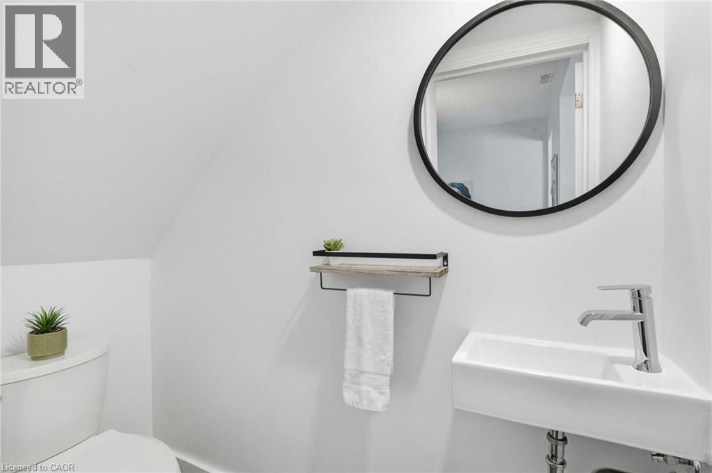 22 Liberty Street, Hamilton, ON - Indoor Photo Showing Bathroom