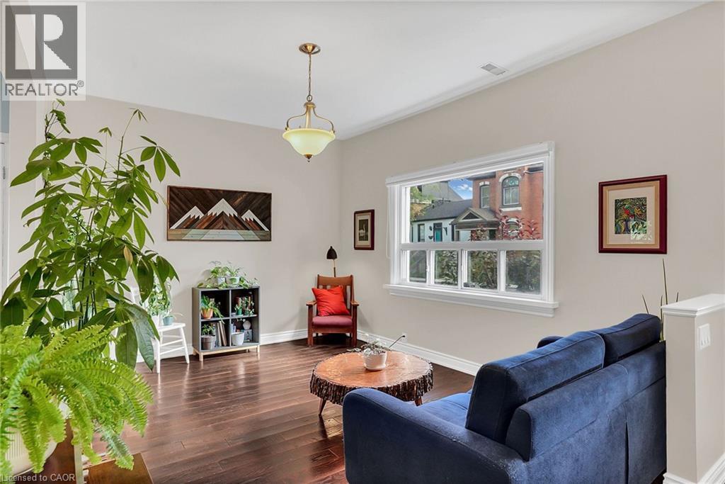 22 Liberty Street, Hamilton, ON - Indoor Photo Showing Living Room