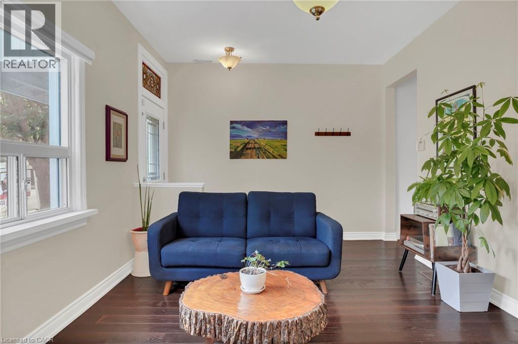 22 Liberty Street, Hamilton, ON - Indoor Photo Showing Living Room
