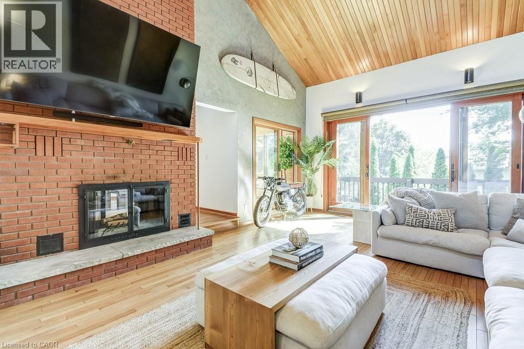 9 Foresthill Crescent, Fonthill, ON - Indoor Photo Showing Living Room With Fireplace