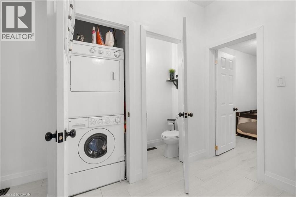 39 Division Street, Hamilton, ON - Indoor Photo Showing Laundry Room