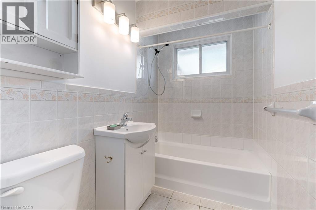 164 West 19Th Street, Hamilton, ON - Indoor Photo Showing Bathroom