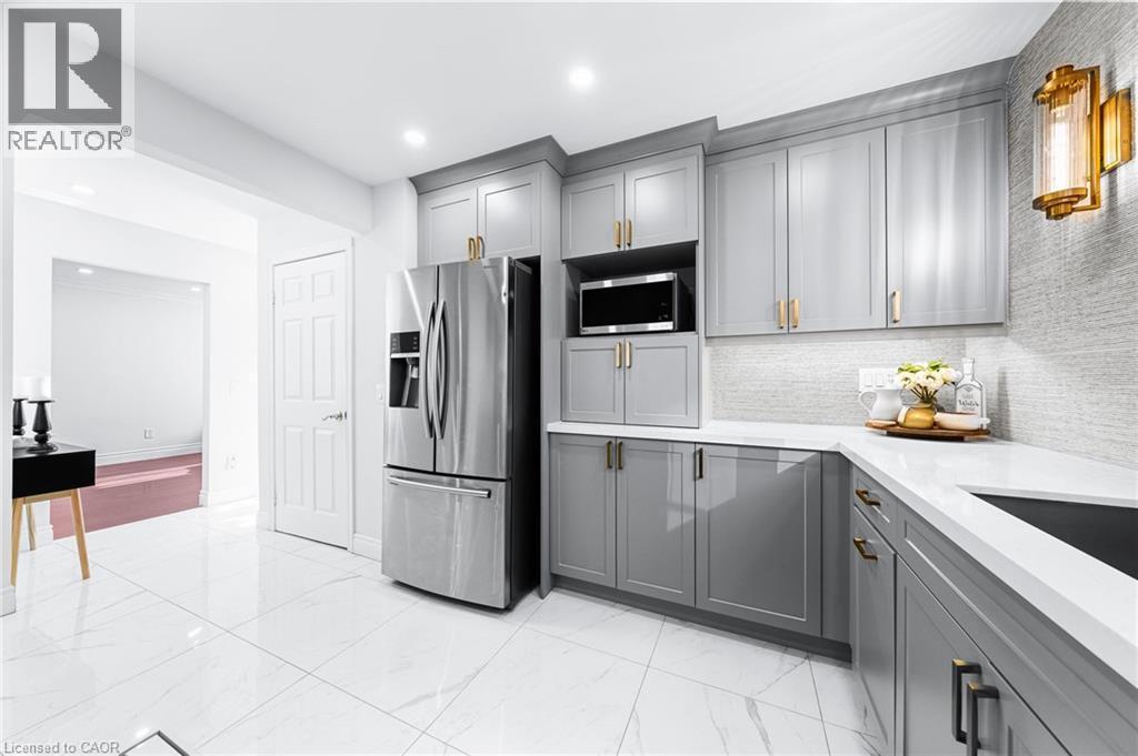 46 Novoco Drive, Hamilton, ON - Indoor Photo Showing Kitchen With Upgraded Kitchen