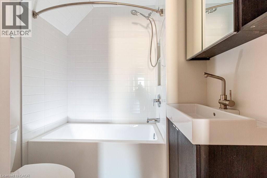 250 Avondale Street, Hamilton, ON - Indoor Photo Showing Bathroom