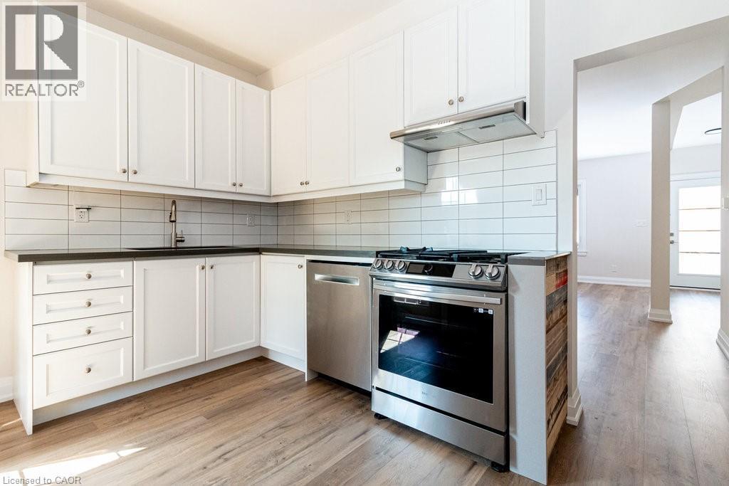 250 Avondale Street, Hamilton, ON - Indoor Photo Showing Kitchen