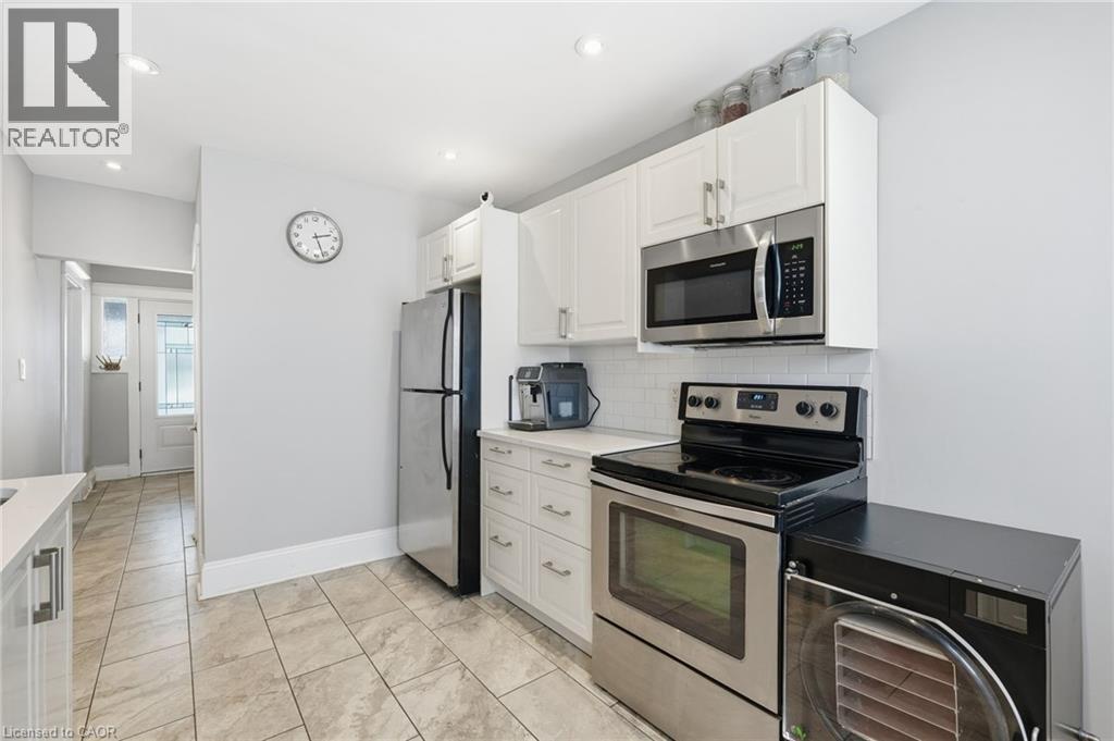 34 Balsam Avenue N, Hamilton, ON - Indoor Photo Showing Kitchen