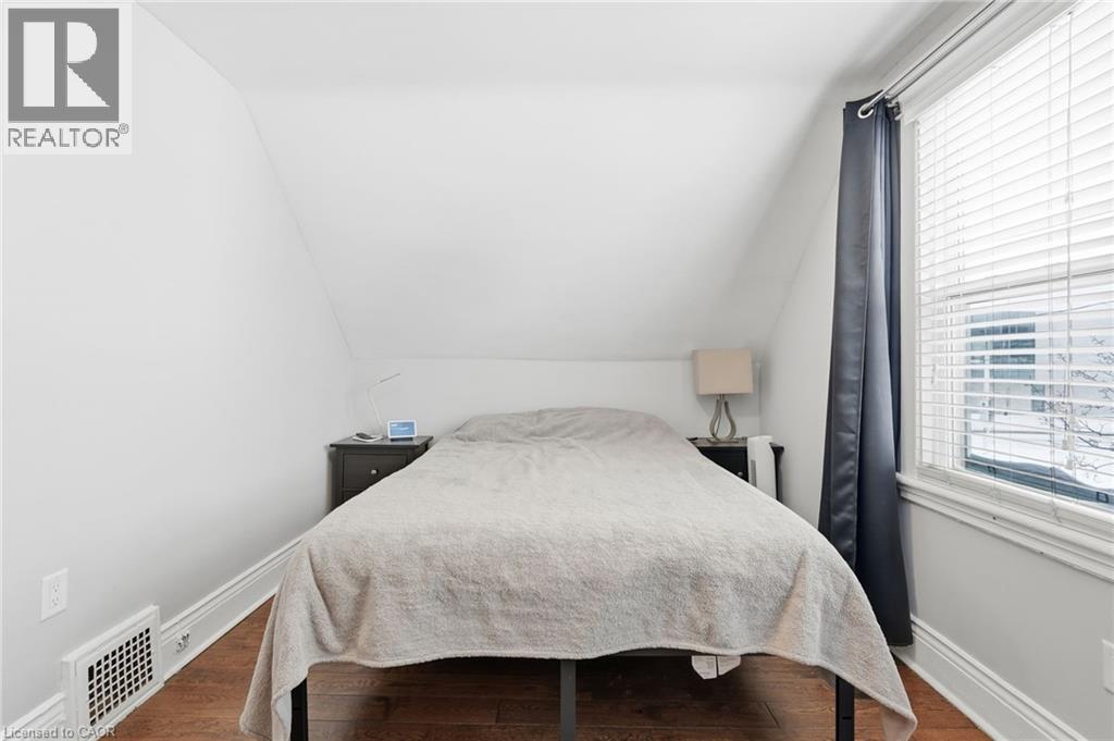 34 Balsam Avenue N, Hamilton, ON - Indoor Photo Showing Bedroom