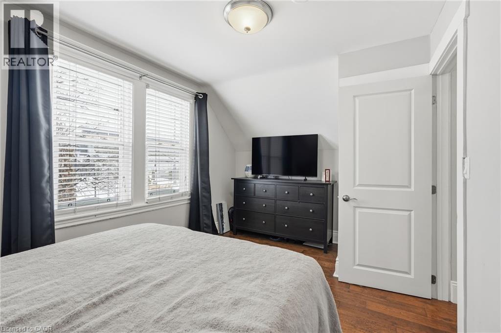 34 Balsam Avenue N, Hamilton, ON - Indoor Photo Showing Bedroom