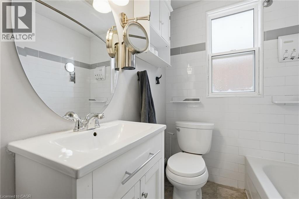 34 Balsam Avenue N, Hamilton, ON - Indoor Photo Showing Bathroom