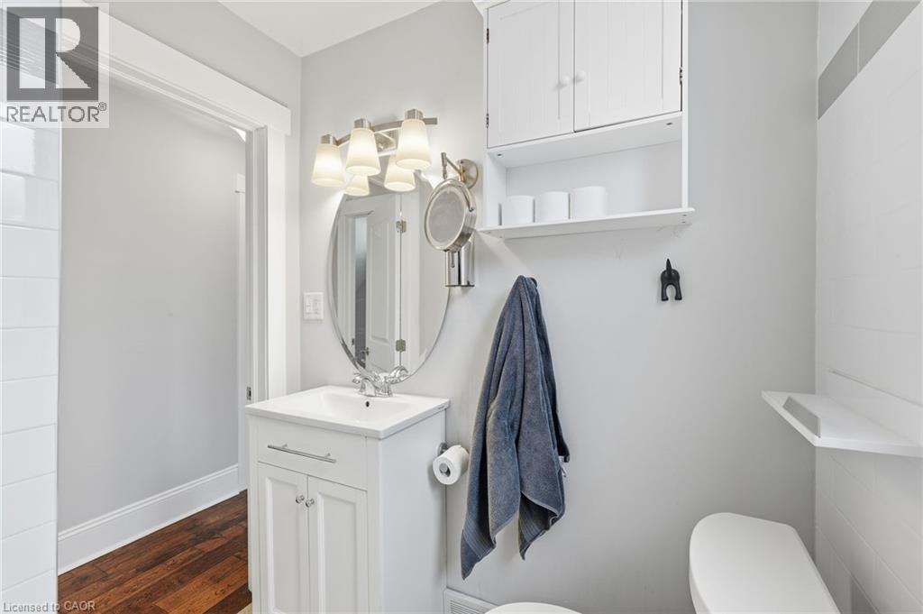 34 Balsam Avenue N, Hamilton, ON - Indoor Photo Showing Bathroom
