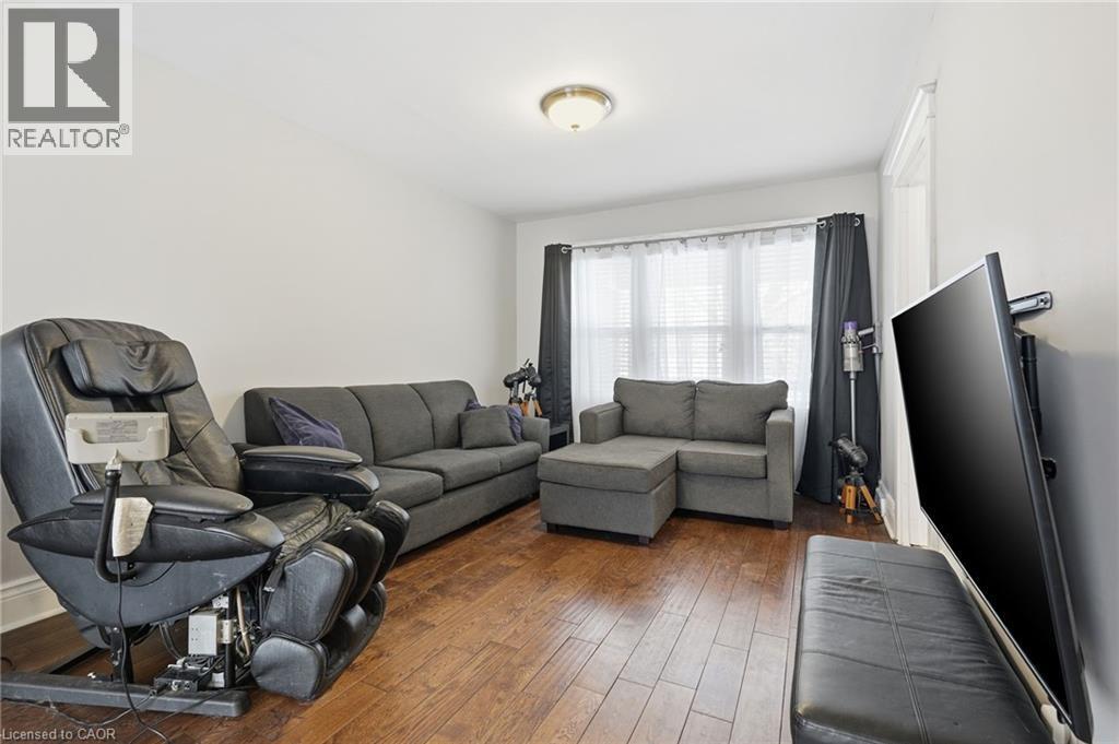 34 Balsam Avenue N, Hamilton, ON - Indoor Photo Showing Living Room