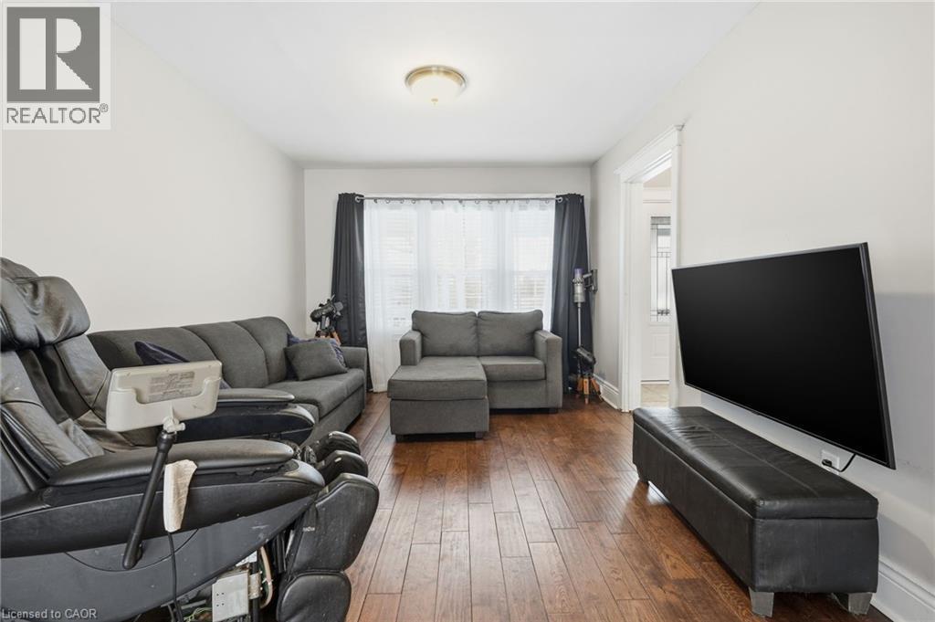34 Balsam Avenue N, Hamilton, ON - Indoor Photo Showing Living Room