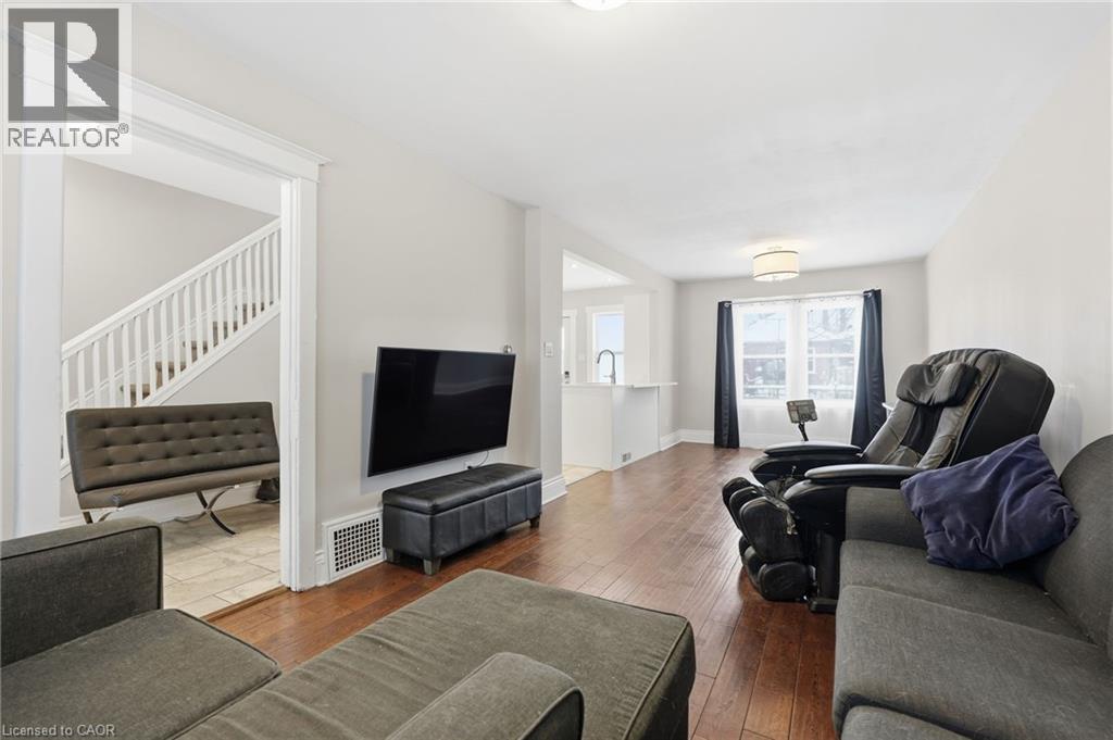 34 Balsam Avenue N, Hamilton, ON - Indoor Photo Showing Living Room