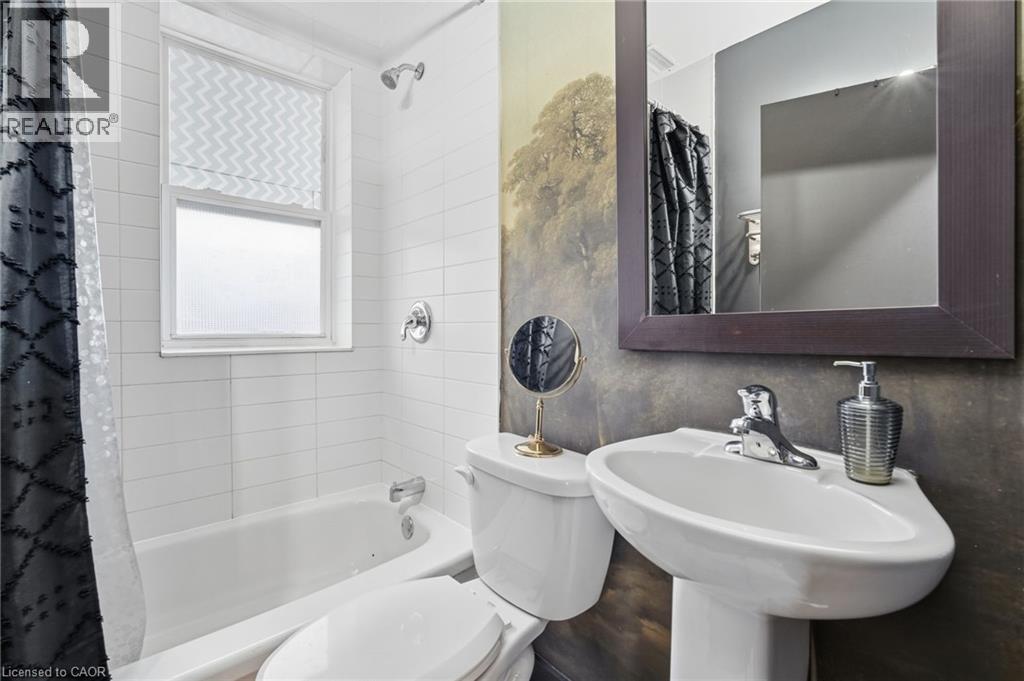 305 Cannon Street E, Hamilton, ON - Indoor Photo Showing Bathroom