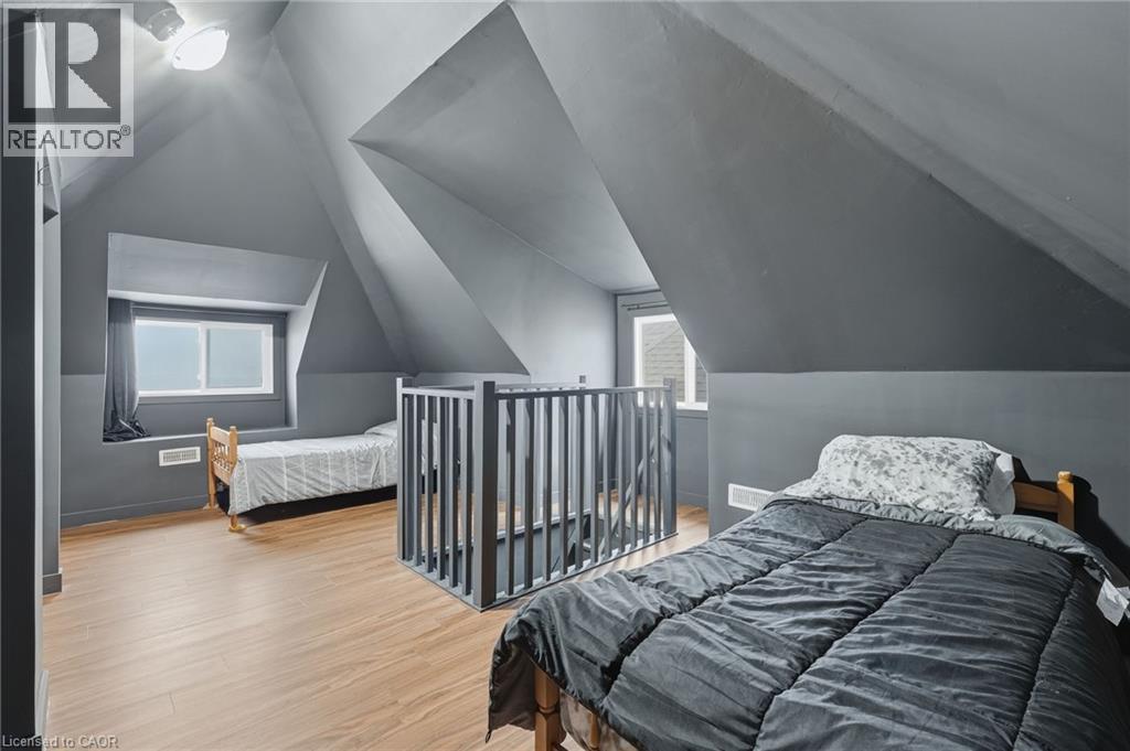 305 Cannon Street E, Hamilton, ON - Indoor Photo Showing Bedroom