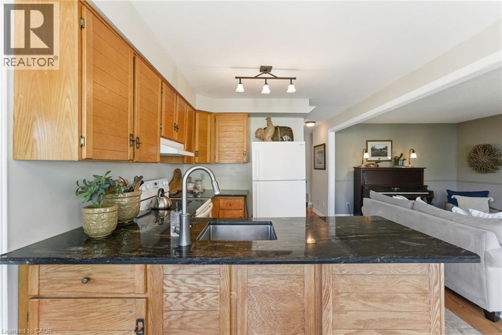 2163 Winding Way, Burlington, ON - Indoor Photo Showing Kitchen