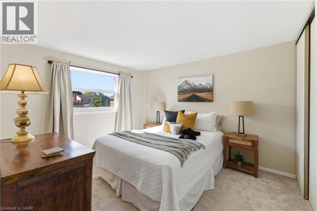 2163 Winding Way, Burlington, ON - Indoor Photo Showing Bedroom