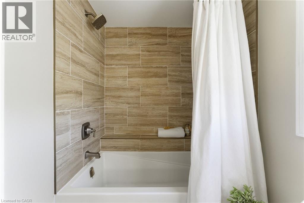 2163 Winding Way, Burlington, ON - Indoor Photo Showing Bathroom