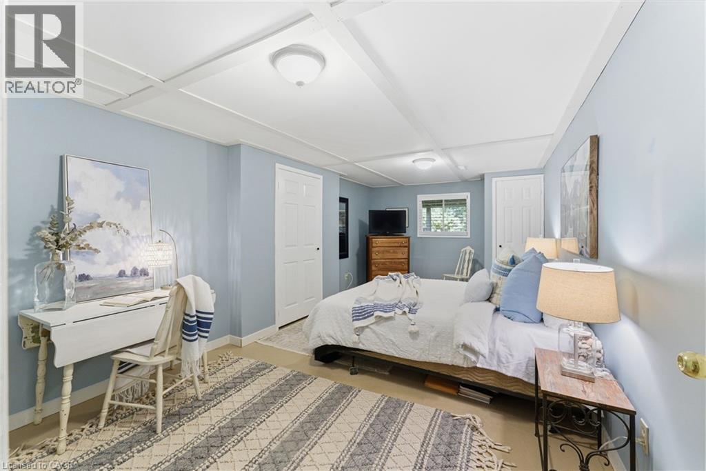 2163 Winding Way, Burlington, ON - Indoor Photo Showing Bedroom