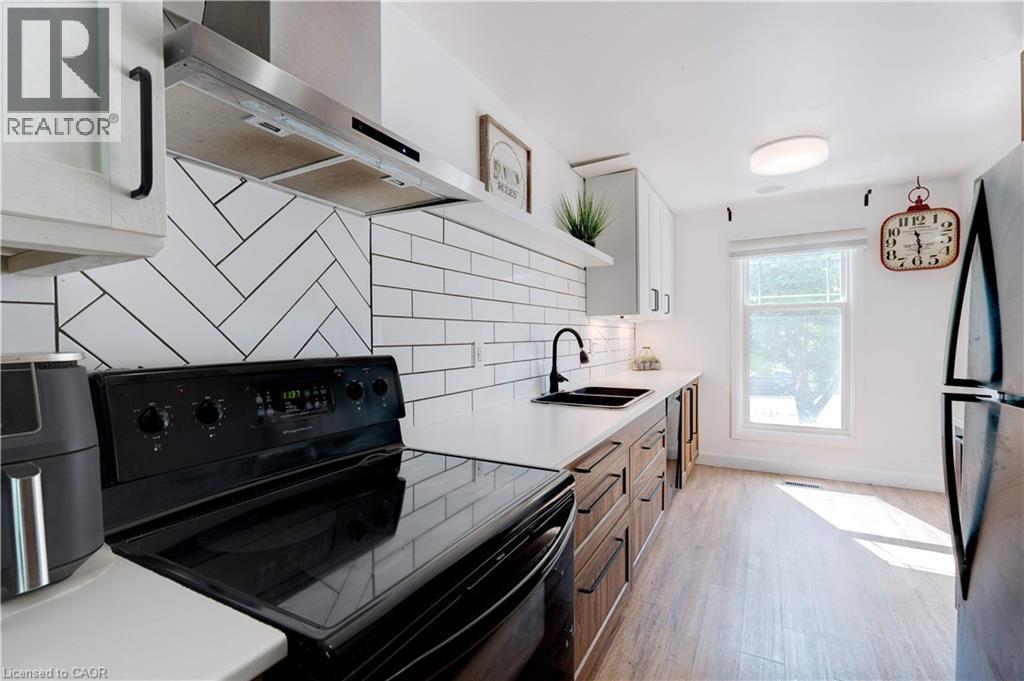 2261 Leominster Drive, Burlington, ON - Indoor Photo Showing Kitchen With Upgraded Kitchen