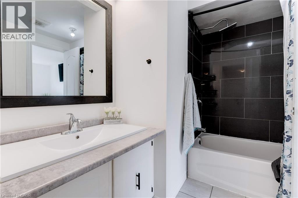2261 Leominster Drive, Burlington, ON - Indoor Photo Showing Bathroom