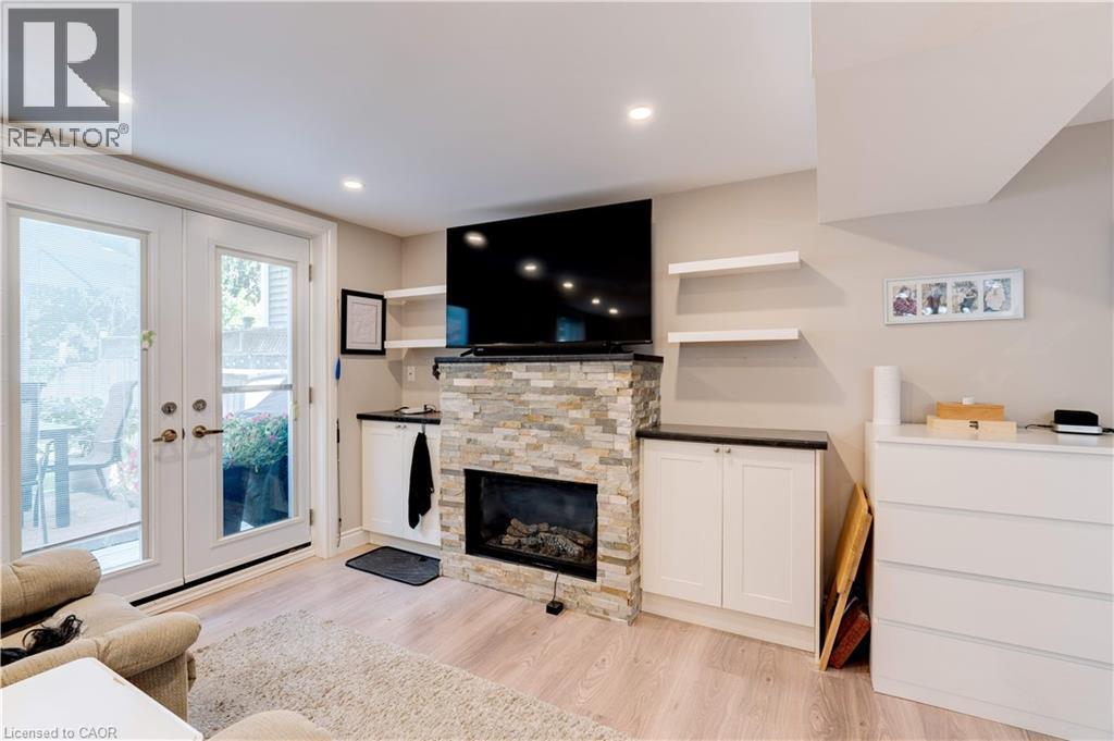 2261 Leominster Drive, Burlington, ON - Indoor Photo Showing Living Room With Fireplace