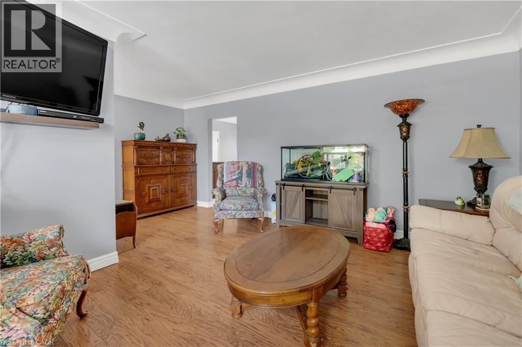 446 East 36Th Street, Hamilton, ON - Indoor Photo Showing Living Room