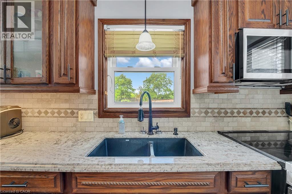 446 East 36Th Street, Hamilton, ON - Indoor Photo Showing Kitchen With Double Sink