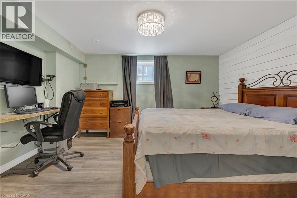 446 East 36Th Street, Hamilton, ON - Indoor Photo Showing Bedroom