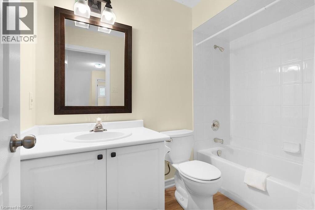 4 piece bath featuring new vinyl flooring - 90 Westlawn Drive, Hamilton, ON - Indoor Photo Showing Bathroom