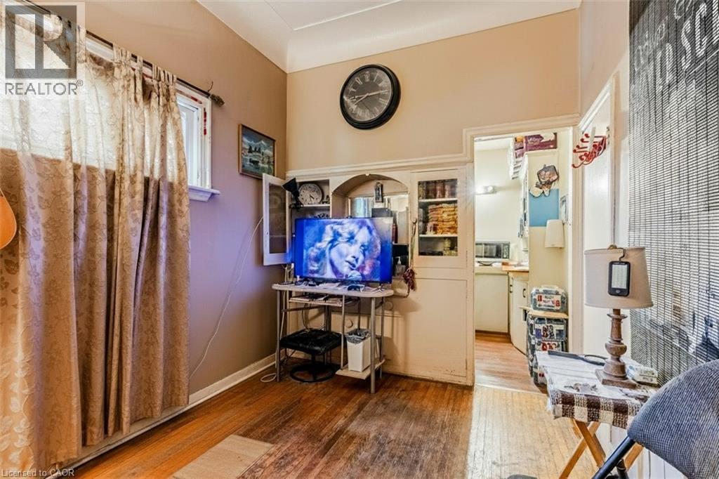 Home office with wood finished floors and baseboards - 172 Markland Street, Hamilton, ON - Indoor Photo Showing Other Room