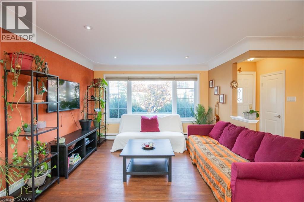 60 Ivy Lea Place, Hamilton, ON - Indoor Photo Showing Living Room