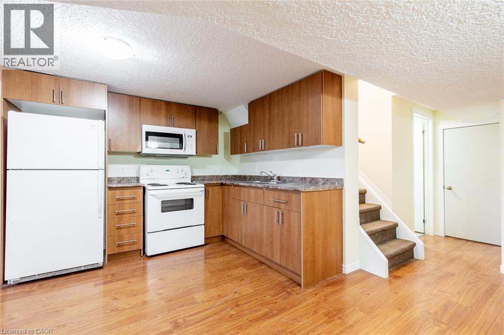 16 Garrow Drive, Hamilton, ON - Indoor Photo Showing Kitchen