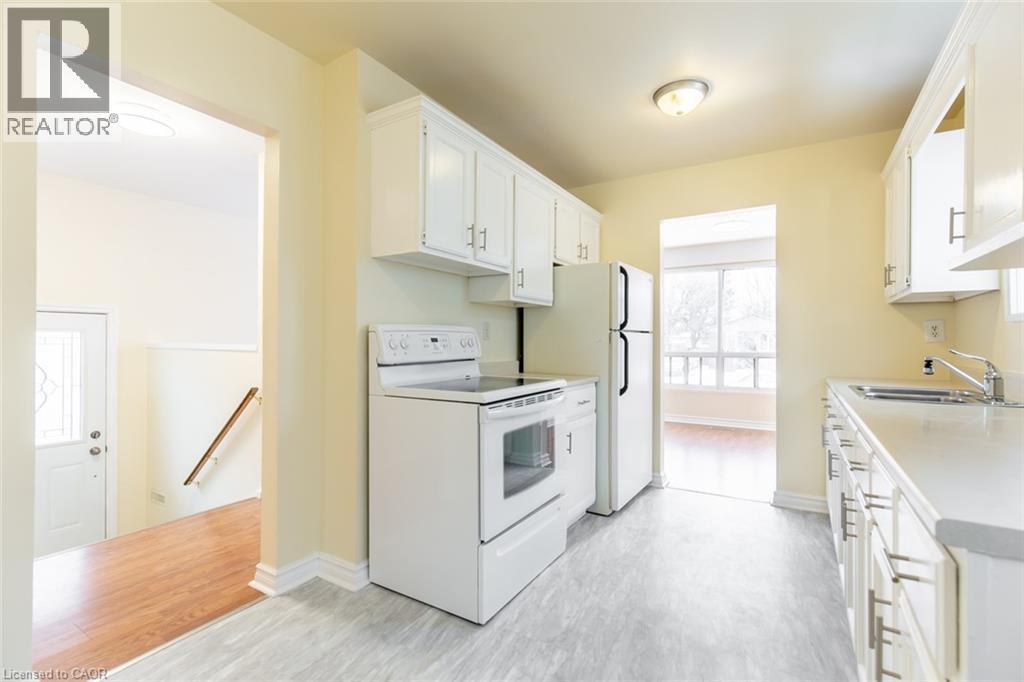 16 Garrow Drive, Hamilton, ON - Indoor Photo Showing Kitchen