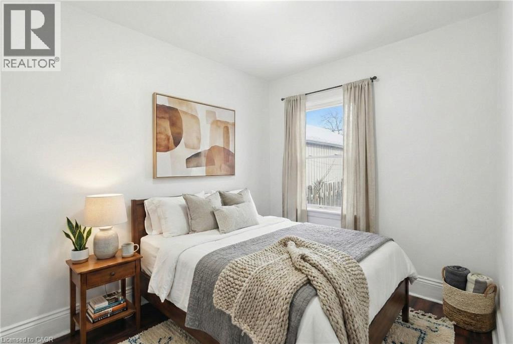 246 Cope Street, Hamilton, ON - Indoor Photo Showing Bedroom