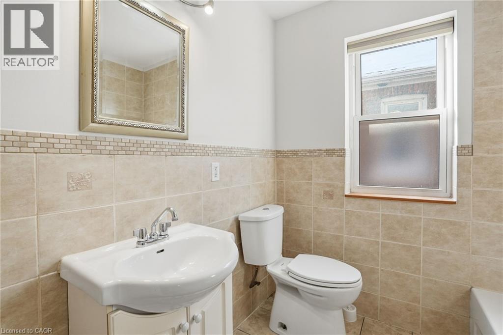 246 Cope Street, Hamilton, ON - Indoor Photo Showing Bathroom