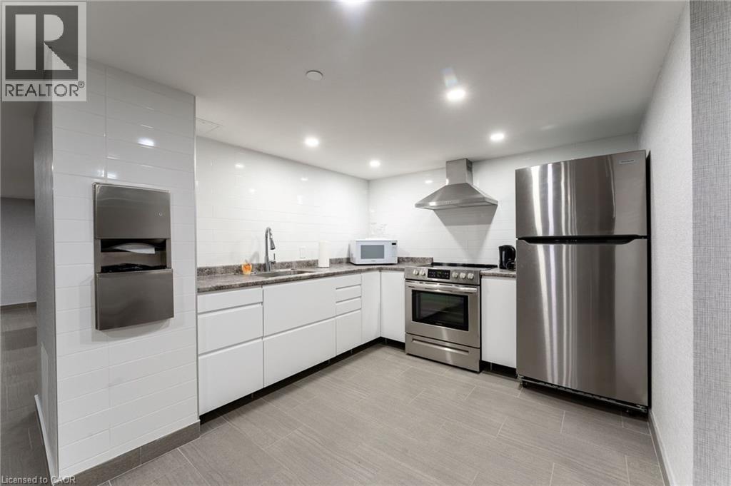 700 Dynes Road Unit# 616, Burlington, ON - Indoor Photo Showing Kitchen With Stainless Steel Kitchen With Upgraded Kitchen